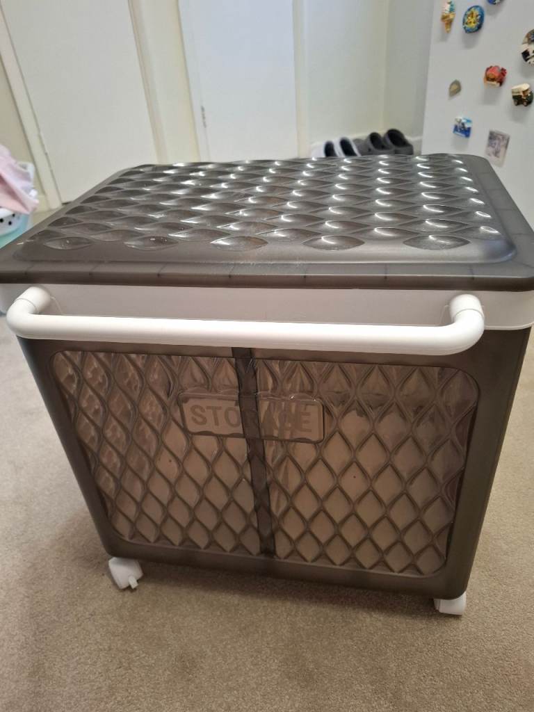 Dirty laundry basket