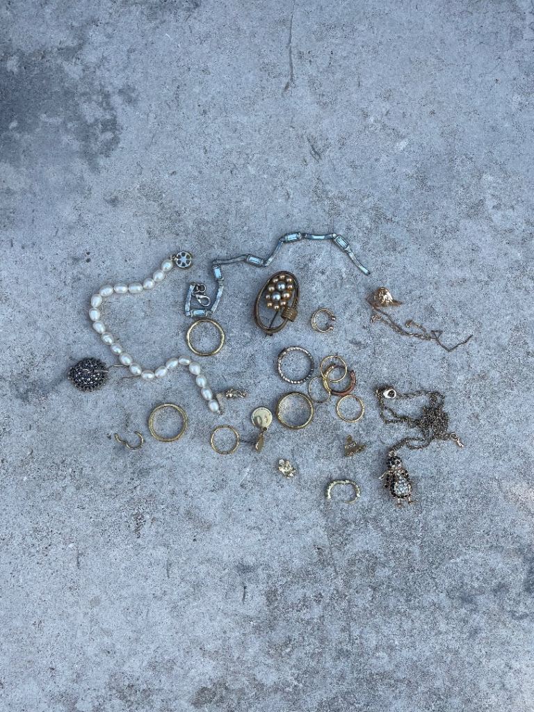 Small bag of jewellery 