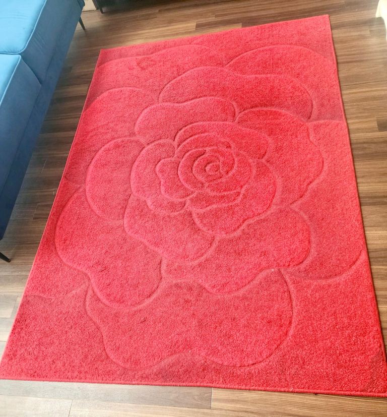 Red rug / carpet for living room. Rose pattern 