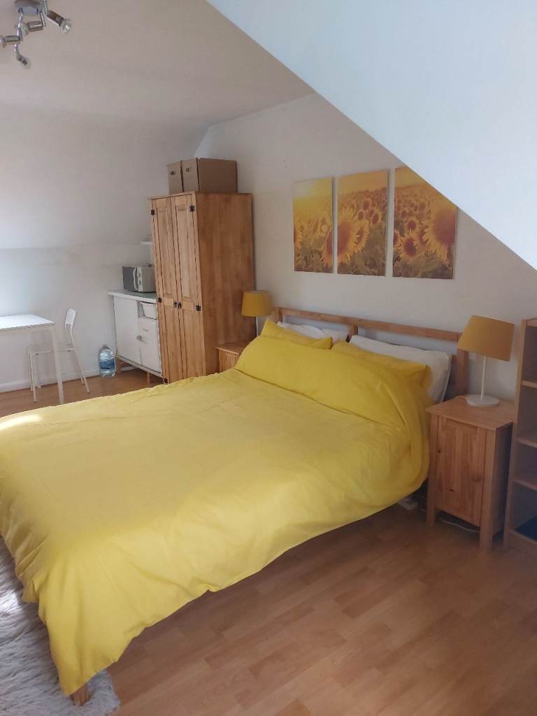 Bright room with kitchenette 