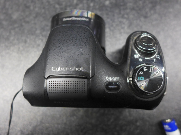 Sony DSC -H200 20mp bridge camera