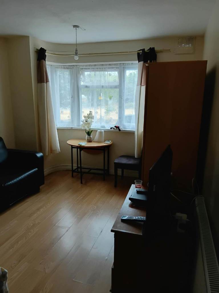 Large Double Bedroom for rent in Heston Hounslow