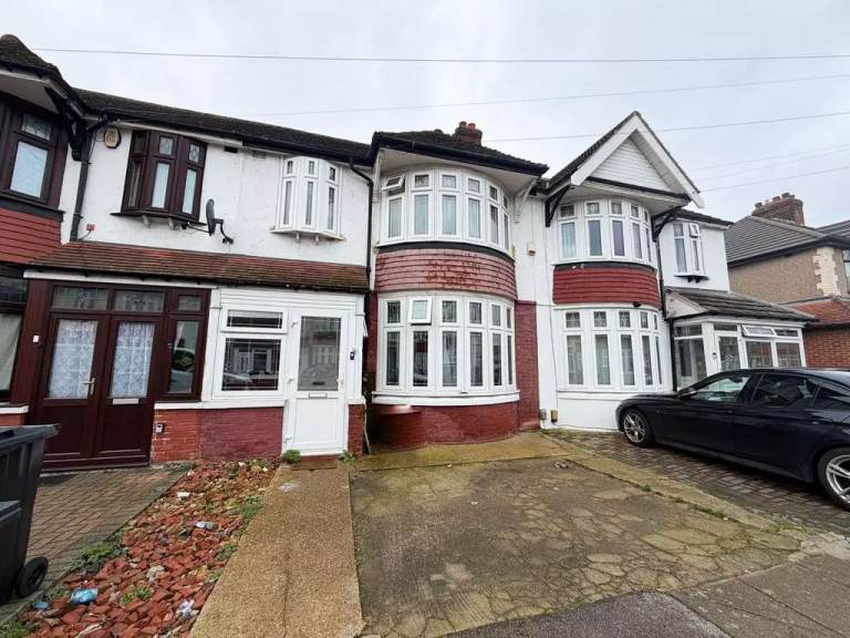 A very nice 4 bed house on Broadhurst avenue Ilford IG3