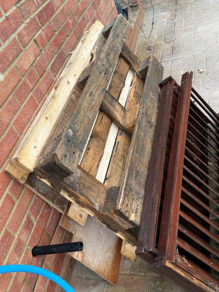 Free pallets and wood