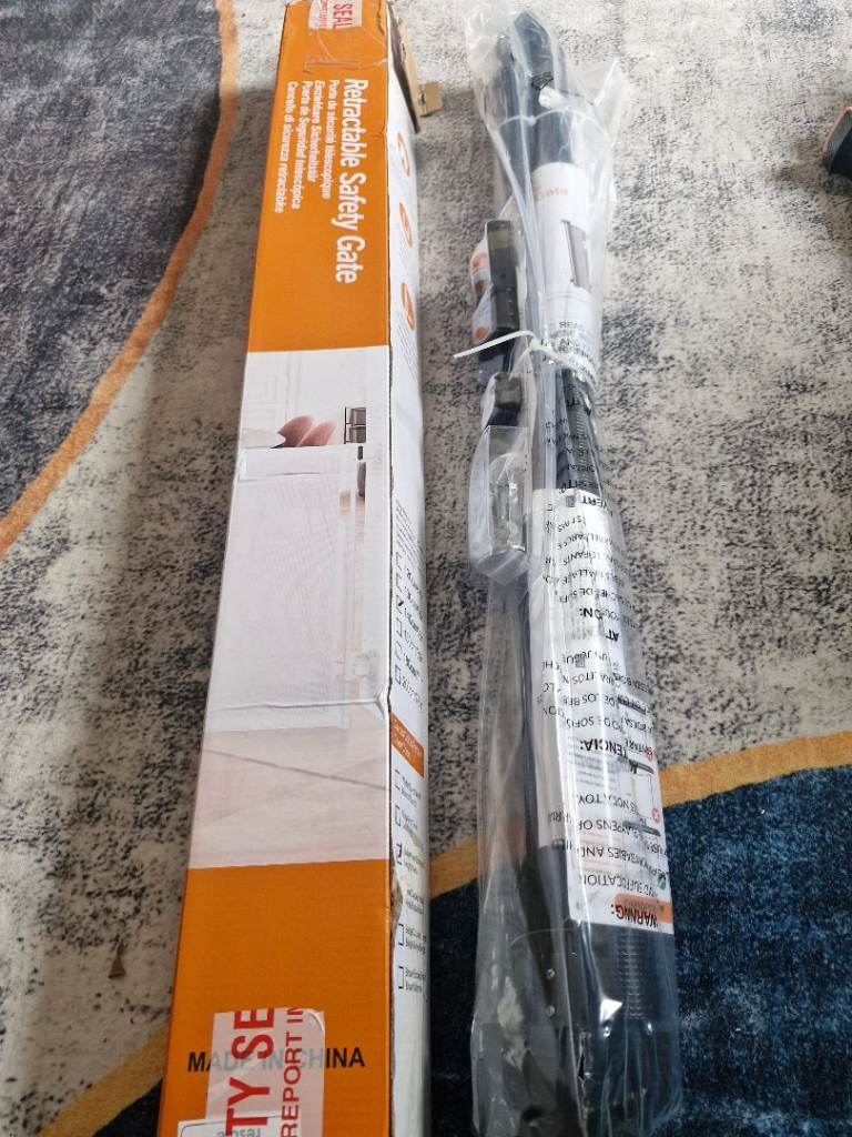 Retractable safety gate black colour 