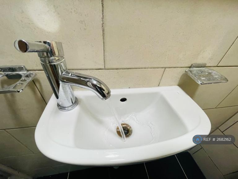 1 bedroom flat in Manchester Road, Huddersfield, HD4 (1 bed) (#2682162)