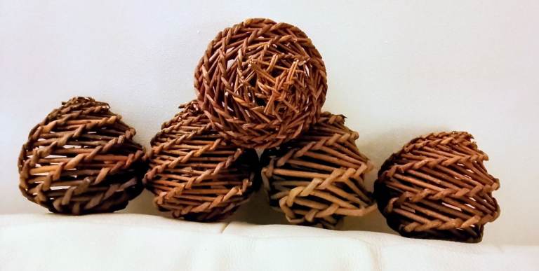 DO NOT MISS 10 NEW WILLOW  BALLS CHEWING TOY TEETH TRIMMER FOR RABBITS HAMSTERS  ETC