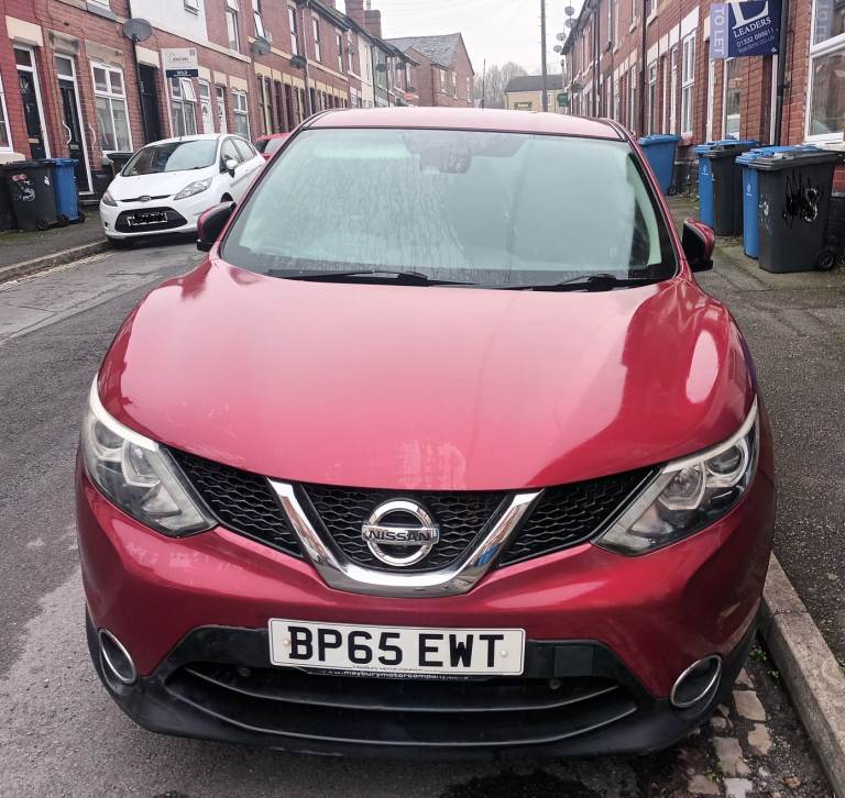 Red Nissan Qashqai 2015.