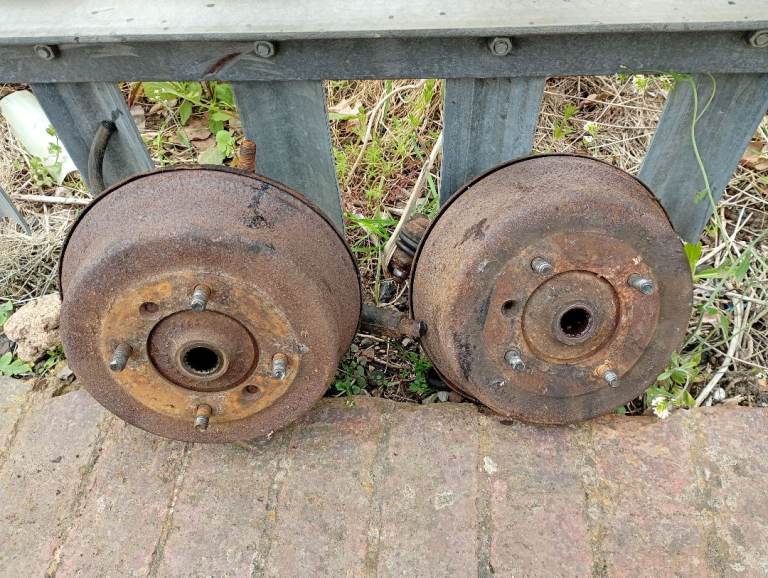 PAIR OF CLASSIC MINI DRUM BRAKE HUBS COMPLETE