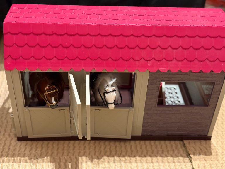 Toy Horse Stable, Accessories & 2 horses