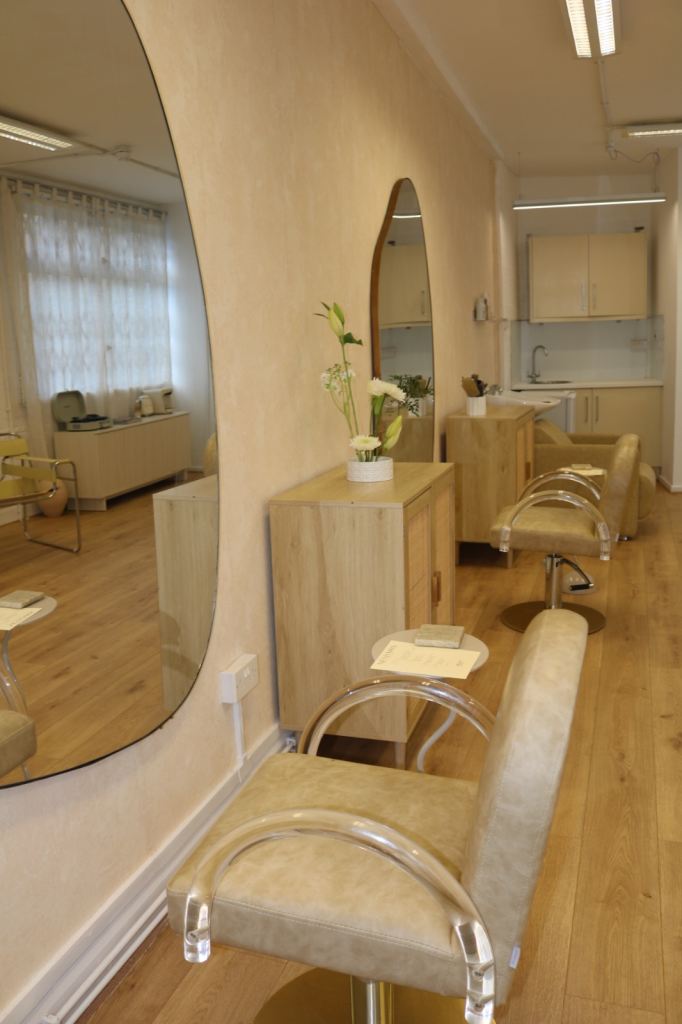 Salon Chair for Rent – Finsbury Park – Beautiful, Private Studio Space