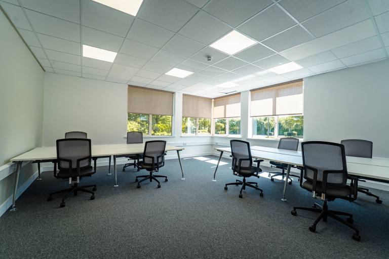 Kircaldy - KY2 6QJ \ Office with 3 Desks for Rent