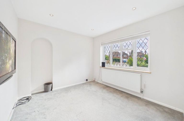 Large detached house available in sought after area 