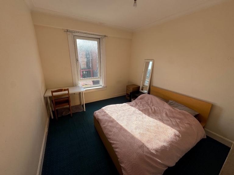 Spacious Bedroom in Gorgie – £550– Immediate Move-In – Female
