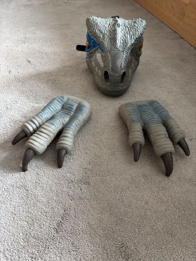 Jurassic mask and claws 