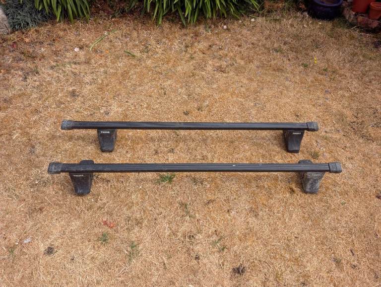 Thule roof bars with 750 footpacks for roofs without rails