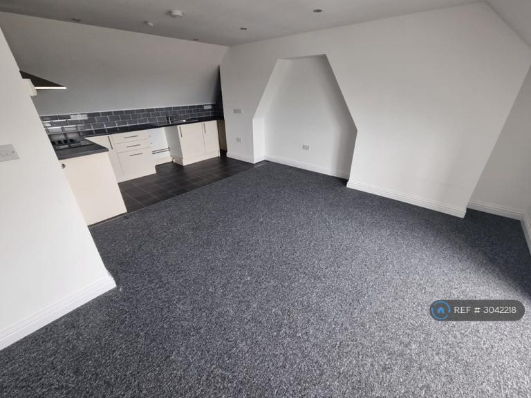 2 bedroom flat in Hillside Avenue, Rochester, ME2 (2 bed) (#3042218)