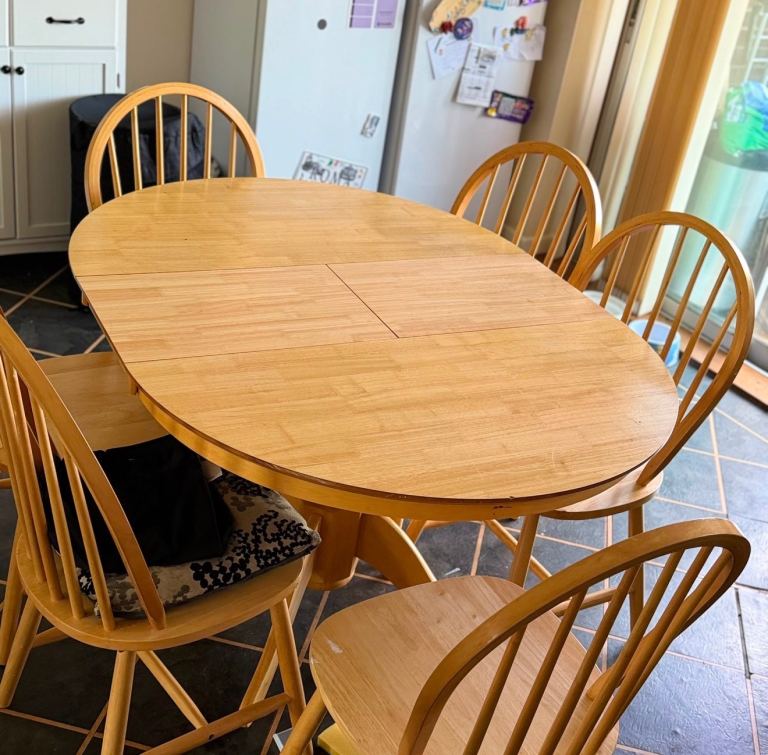 Dining table plus 6 chairs 