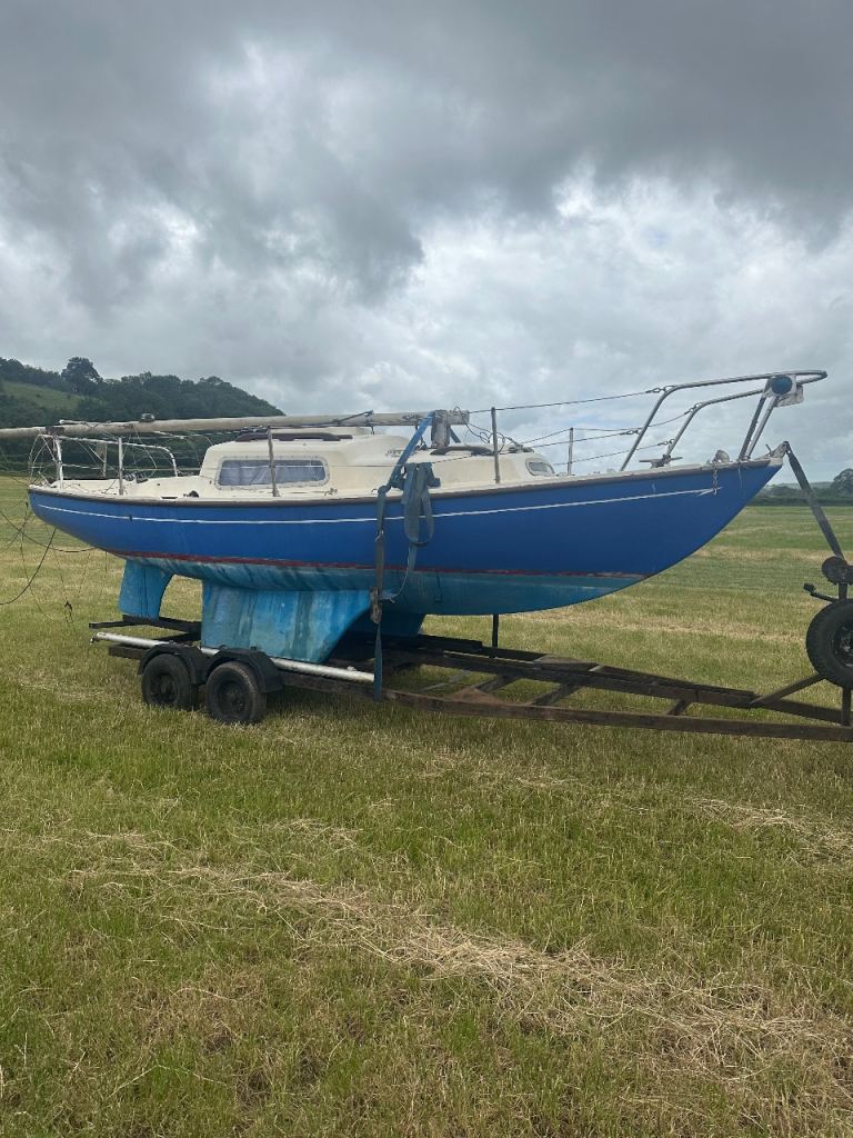 Small 20ft sailing boat