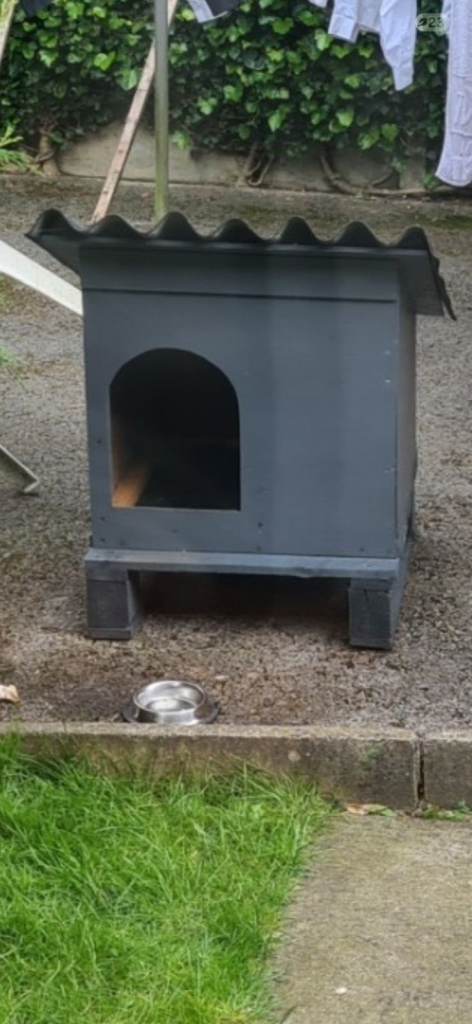 Small Outdoor Wooden Dogs House/Kennel