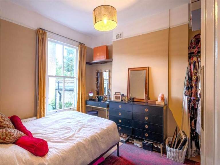 Bright and spacious room available in Mudchute for £850 per month, bills included! 🏠