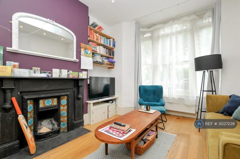 1 bedroom flat in Clissold Crescent, London, N16 (1 bed) (#3037239)