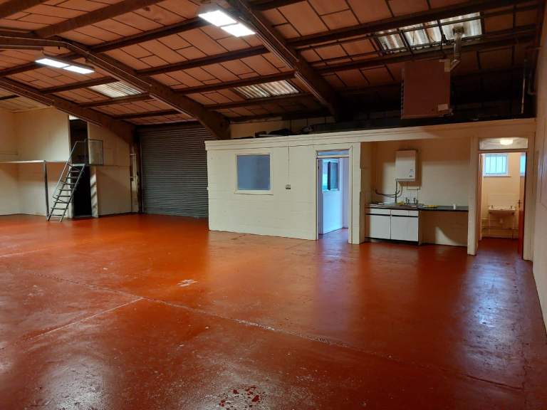 6,450 sqft Warehouse with Inspection Pit; Ideal for Large Van & Bus Repairs or Storage, Tonypandy