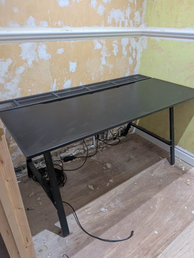 Fantastic desk - great for gaming and working from home
