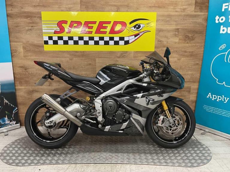 TRIUMPH DAYTONA MOTO2 765