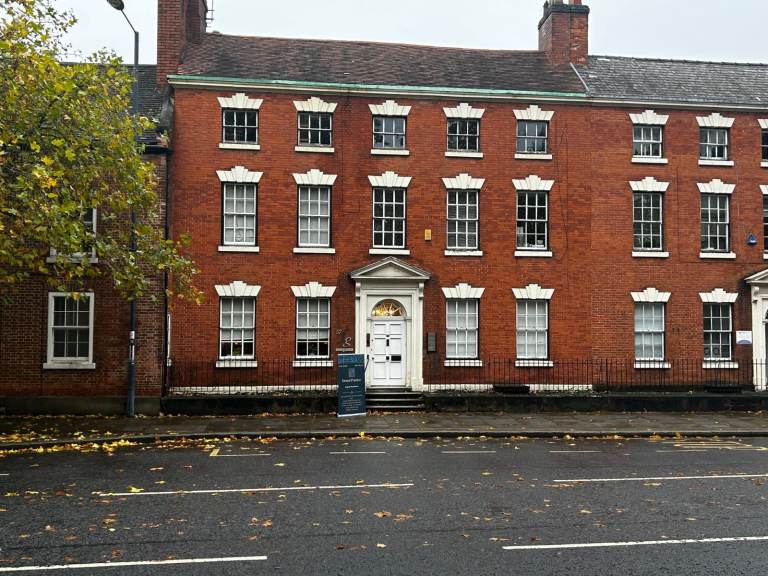 Office/clinical room to rent in central derby high street building (1st floor)