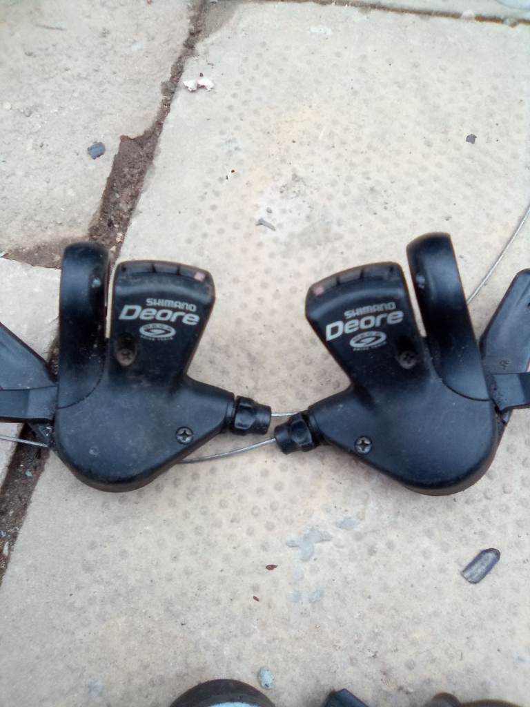 Gear levers 