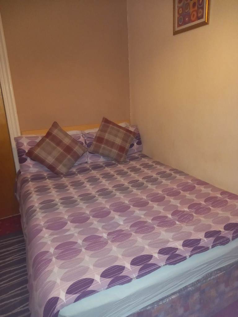 £65 PW DOUBLE WITH SHARED BATHROOM NO BILLS NO DEPOSIT SINGLE WORKER ONLY NON SMOKER 