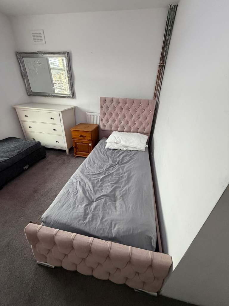 1 Bedroom w/Shared Kitchen and Bathroom