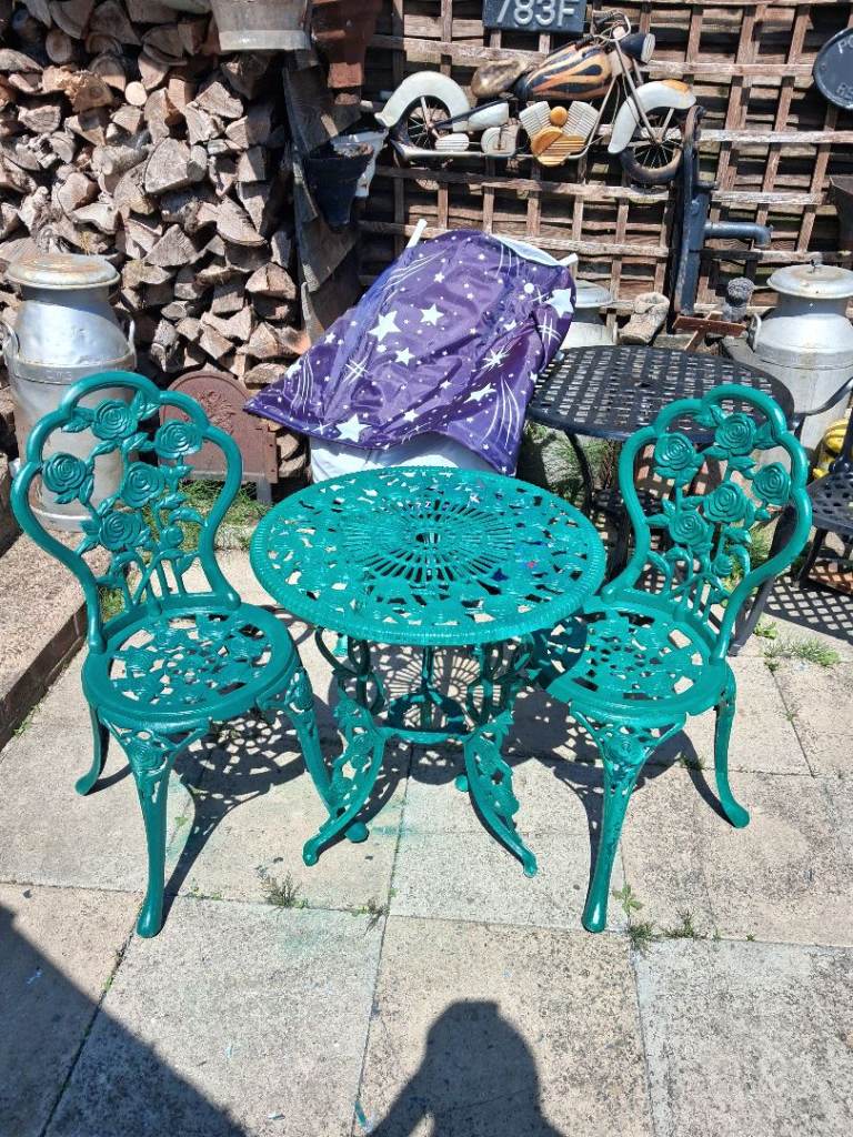 Alli cast table and chairs 
