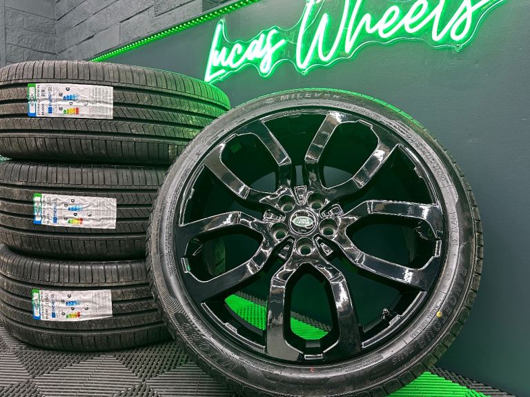Genuine Discovery Range Rover Sport Vogue 22 inch alloy wheels - powder coated black & NEW tyres!