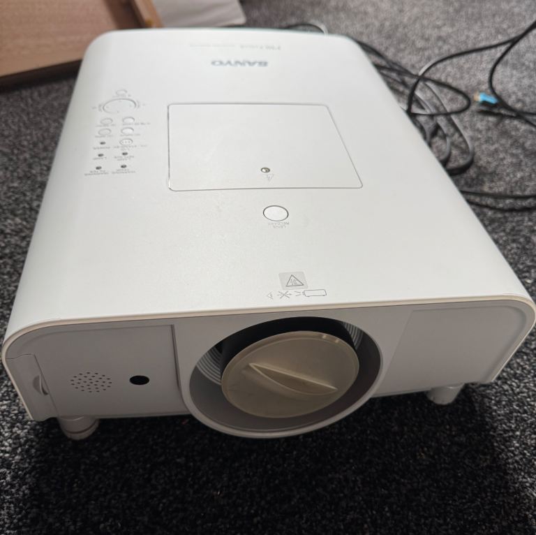 Sanyo PLC-XT21L Multimedia Projector with Remote and Manuals