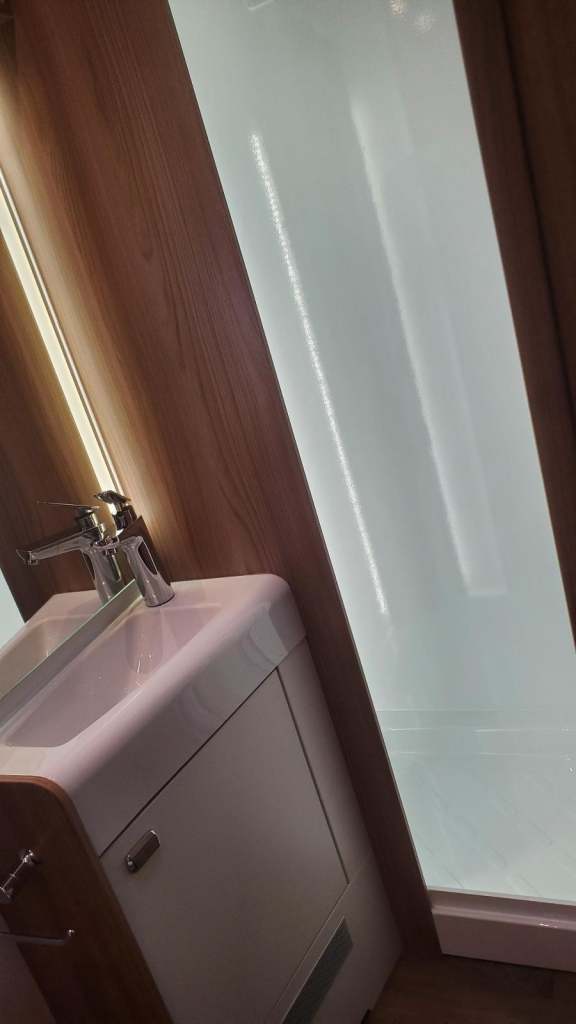 SWIFT BESSACARR 584 MOTORHOME french bed 4 berth 4 belts- 1 f owner