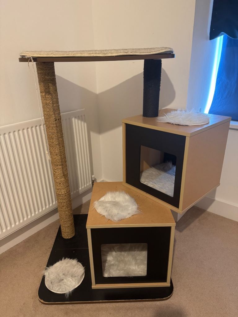 Stylish Cat Tree - great conditions 