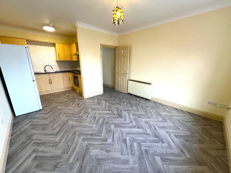 Recently Renovated 1 Bedroom first Floor Flat near Seven Kings and Newbury Park Stations