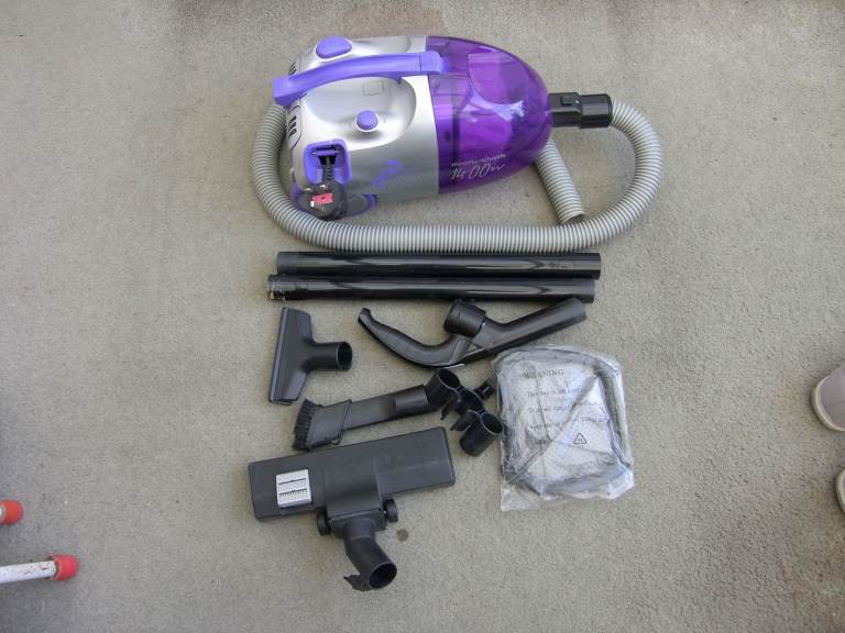A SMALL MORPHY RICHARDS POD CYLINDER 1400 W VACUUM CLEANER