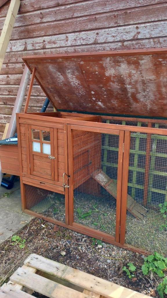 Large chicken coop/ rabbit- guinea pig house