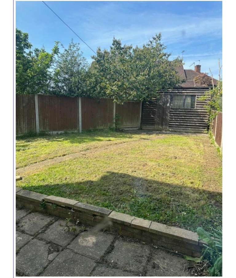 Spacious 4 Bedroom House With Private Garden Ready To Move In Romford (RM3 8YR)