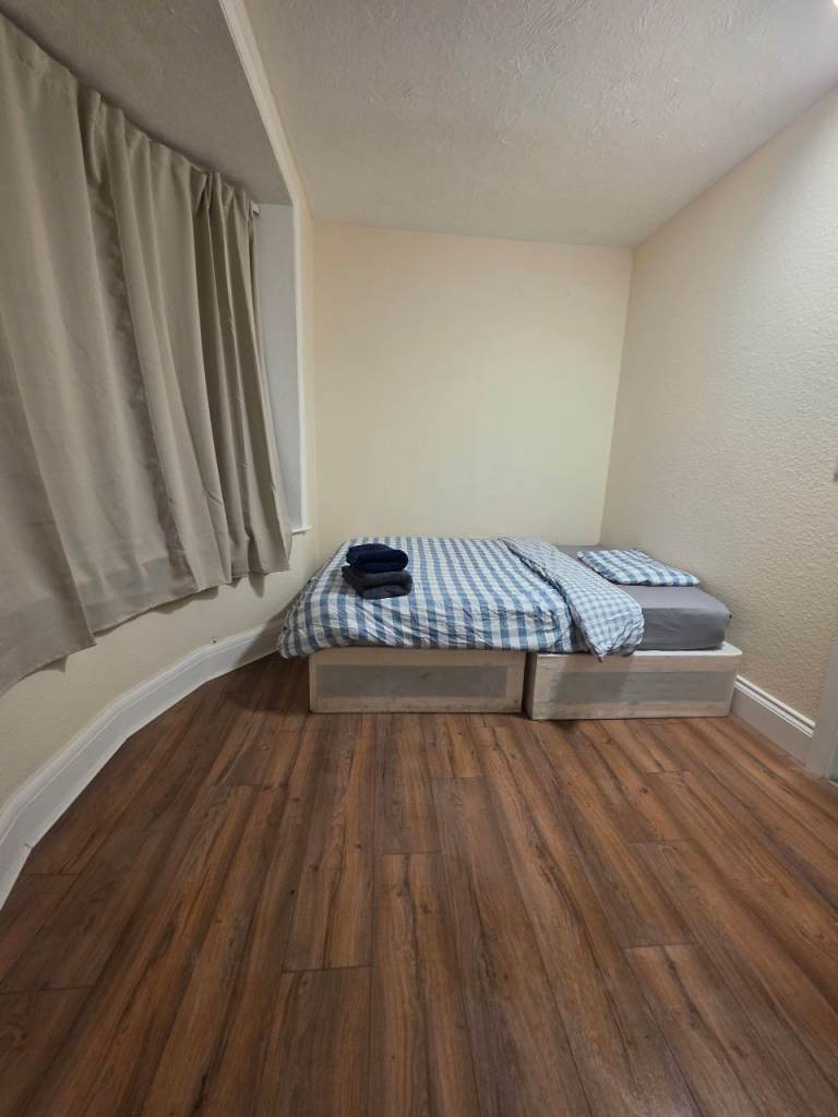 Ensuite room near Ipswich railway 