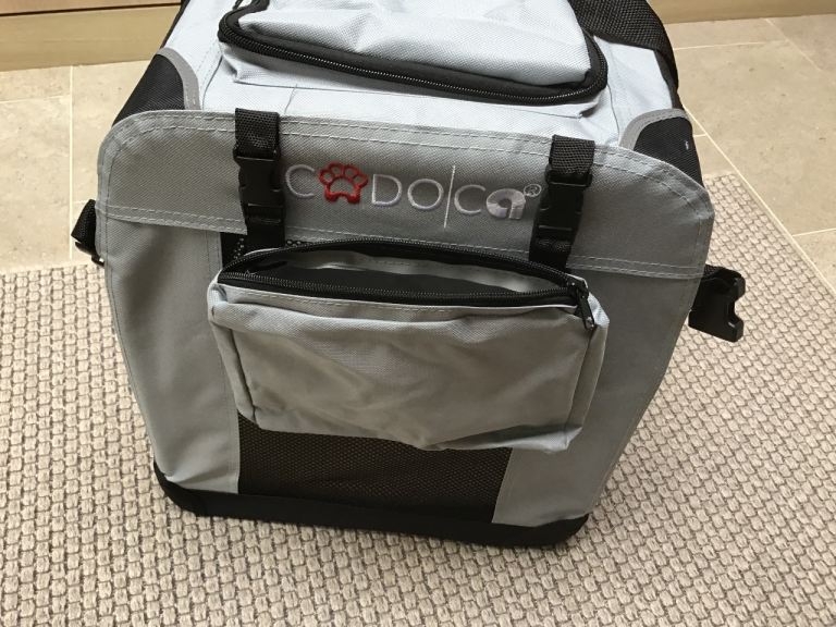 Collapsible pet carrier