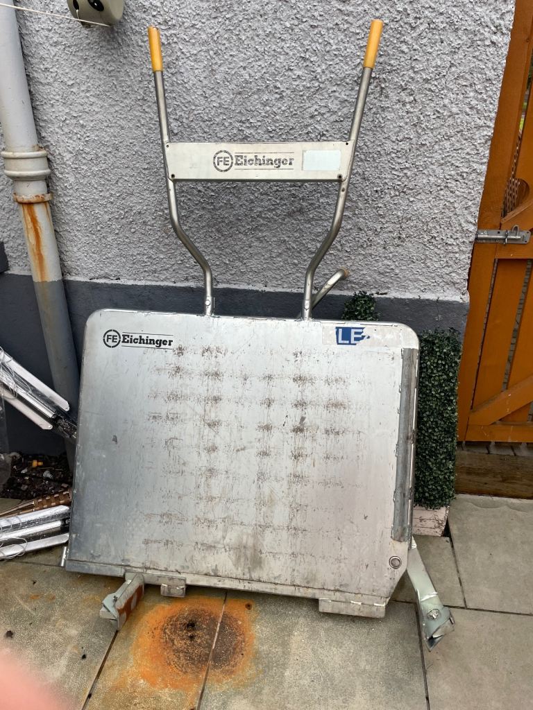 Leaf barrow for block paving 