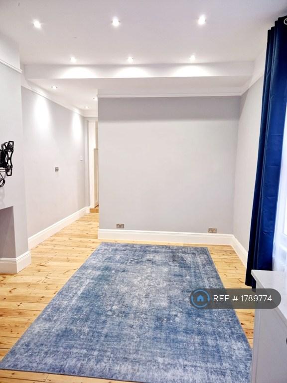 2 bedroom flat in Shamrock Street, London, SW4 (2 bed) (#1789774)