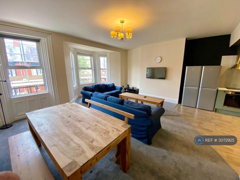 6 bedroom house in Grosvenor Place, Newcastle Upon Tyne, NE2 (6 bed) (#3072925)