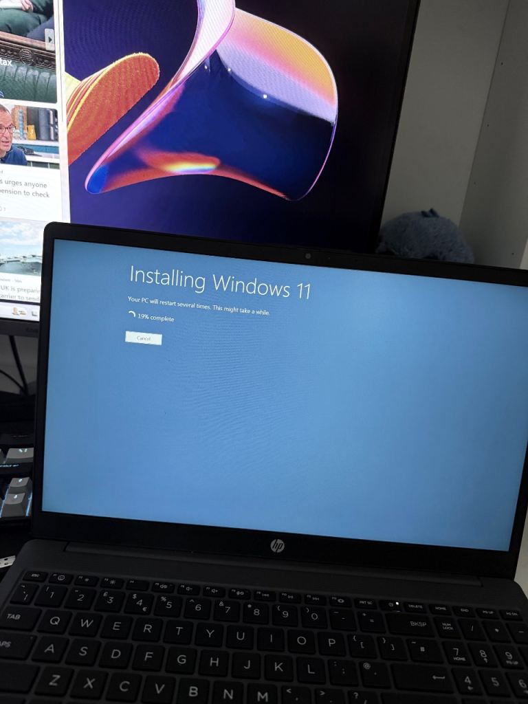 32gb usb with windows 11 installed 