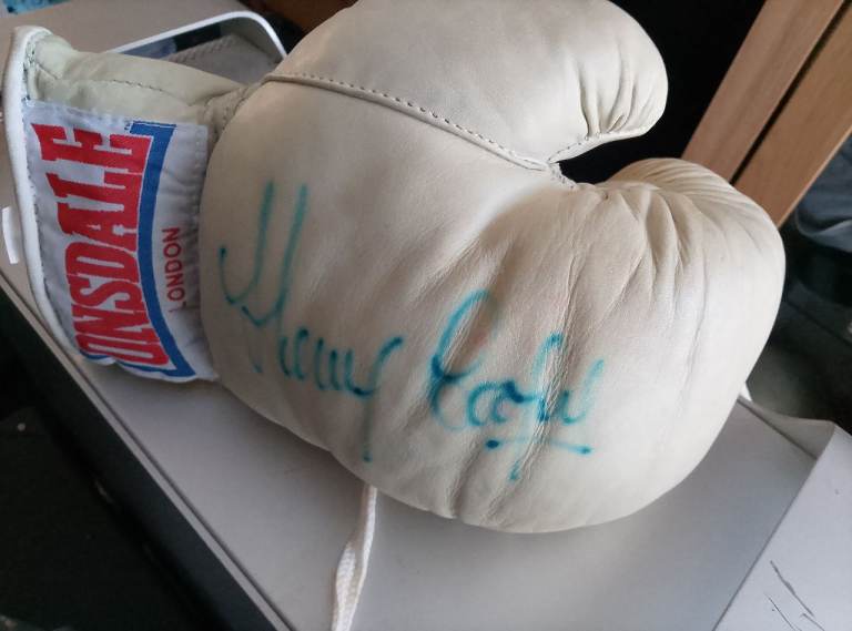 Henry cooper Lonsdale Boxing Glove Signed – White, Good Condition