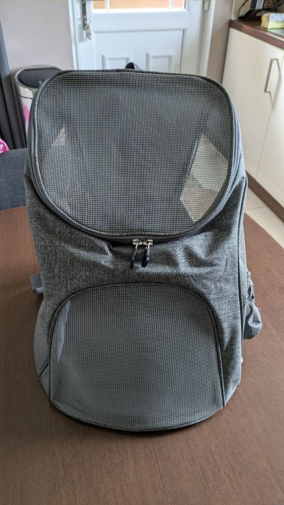 Ventilated cat carrier backpack 